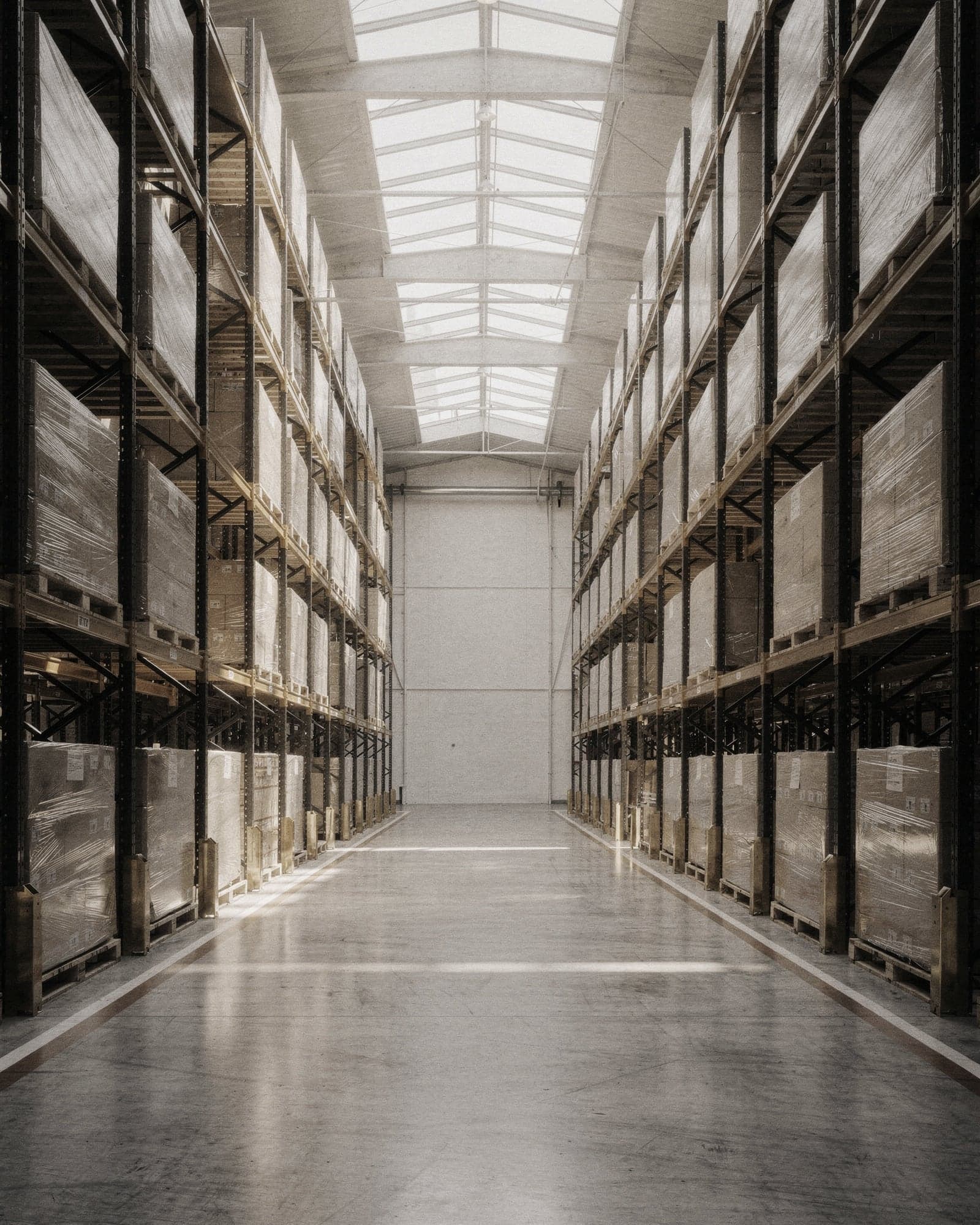 Pasillo central de un almacén logístico entre estanterías de palés